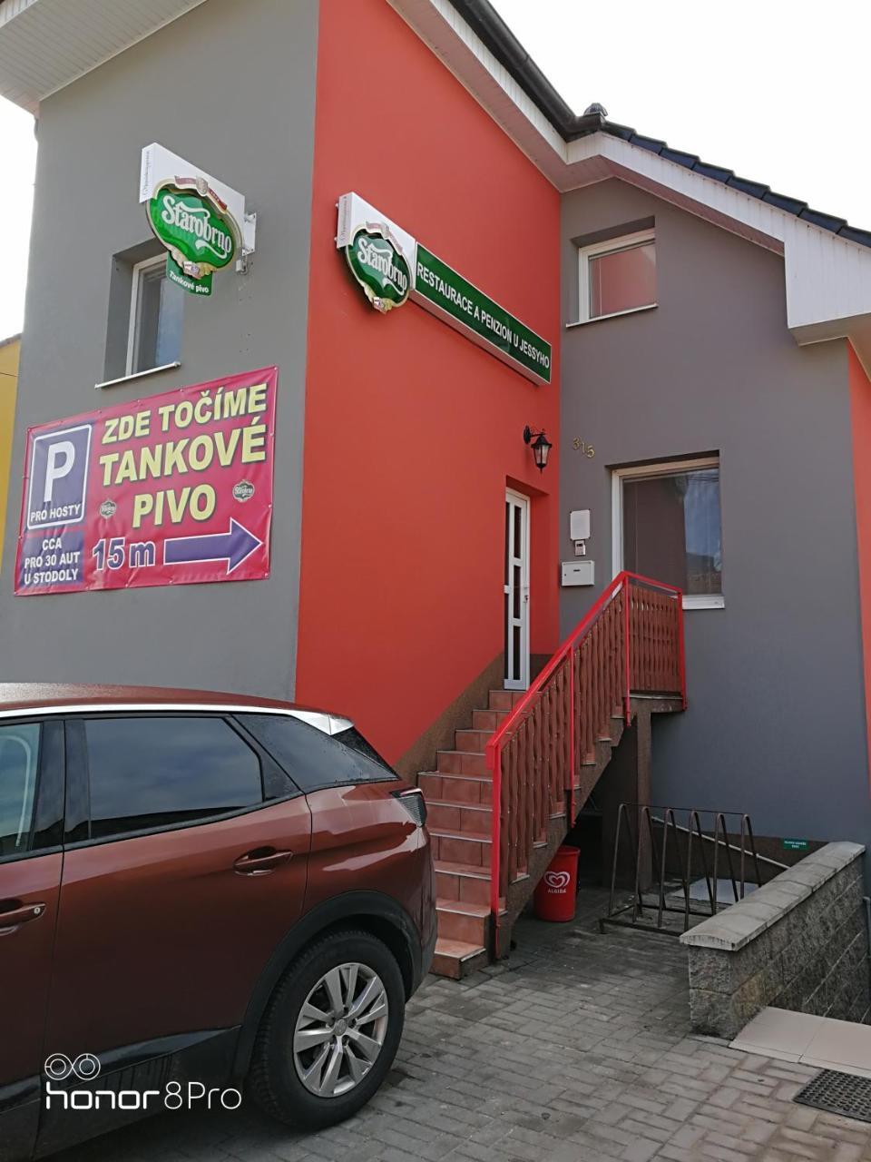 Restaurace A Penzion U Jessyho 페르나 외부 사진